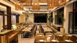 Restoran või mõni muu söögikoht majutusasutuses Cebu One Tectona Resort Hotel