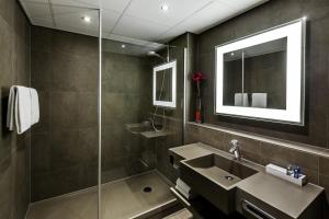 Bathroom sa Novotel Lille Aéroport