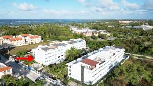 - une vue aérienne sur une ville avec des bâtiments et l'océan dans l'établissement Precioso Apartamento a solo pasos de la Playa, à Punta Cana