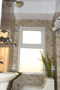 Ένα μπάνιο στο Panoramic apartment in peaceful location of Thamel