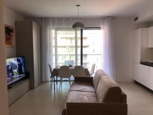TV a/nebo společenská místnost v ubytování Loft with terrace in Uptown Milan near Rho Fiera