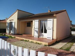 Zdjęcie z galerii obiektu Villa T4 avec Piscine Privée, 6 Couchages, Proche Plage - Saint-Cyprien - FR-1-106-82 w mieście Saint-Cyprien
