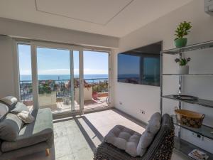 a living room with a view of the ocean at Magnifique 3P climatisé en dernier étage avec terrasse face mer, proche centre Menton - FR-1-196-326 in Menton