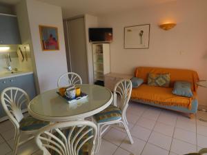 Posedenie v ubytovaní 2 pièces climatisé avec terrasse en front de mer à Sète - FR-1-472A-273
