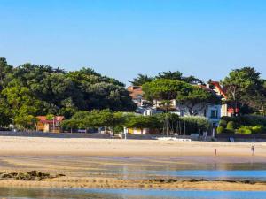 Zdjęcie z galerii obiektu Charmant Studio Cabine avec Grande Terrasse et Proximité Plage à Arcachon - FR-1-420-125 w Arcachon