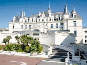 a large white building with steep spires at Appartement Arcachon, 1 pièce, 4 personnes - FR-1-420-125 in Arcachon