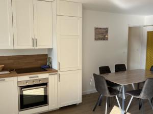 Kuchyňa alebo kuchynka v ubytovaní Appartement 3 pièces avec terrasses et vue mer - Parking inclus - FR-1-487-349