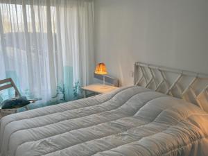 Posteľ alebo postele v izbe v ubytovaní Appartement 3 pièces avec terrasses et vue mer - Parking inclus - FR-1-487-349