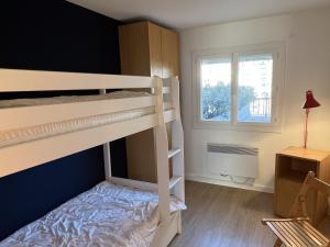 Posteľ alebo postele v izbe v ubytovaní Appartement 3 pièces avec terrasses et vue mer - Parking inclus - FR-1-487-349