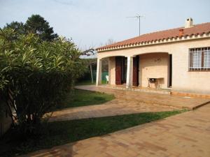 Zdjęcie z galerii obiektu Villa 3 pièces, 7 couchages, jardin 400m², 100m plage, centre Saint-Cyprien, animaux acceptés - FR-1-106-83 w mieście Saint-Cyprien