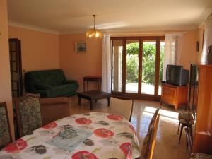 Zdjęcie z galerii obiektu Villa 3 pièces, 7 couchages, jardin 400m², 100m plage, centre Saint-Cyprien, animaux acceptés - FR-1-106-83 w mieście Saint-Cyprien