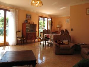 Zdjęcie z galerii obiektu Villa 3 pièces, 7 couchages, jardin 400m², 100m plage, centre Saint-Cyprien, animaux acceptés - FR-1-106-83 w mieście Saint-Cyprien