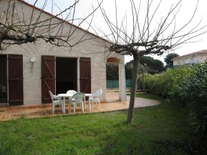 Zdjęcie z galerii obiektu Villa 3 pièces, 7 couchages, jardin 400m², 100m plage, centre Saint-Cyprien, animaux acceptés - FR-1-106-83 w mieście Saint-Cyprien