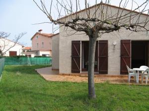 Zdjęcie z galerii obiektu Villa 3 pièces, 7 couchages, jardin 400m², 100m plage, centre Saint-Cyprien, animaux acceptés - FR-1-106-83 w mieście Saint-Cyprien
