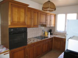 Zdjęcie z galerii obiektu Villa 3 pièces, 7 couchages, jardin 400m², 100m plage, centre Saint-Cyprien, animaux acceptés - FR-1-106-83 w mieście Saint-Cyprien