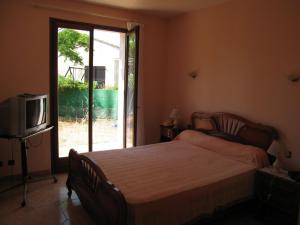 Zdjęcie z galerii obiektu Villa 3 pièces, 7 couchages, jardin 400m², 100m plage, centre Saint-Cyprien, animaux acceptés - FR-1-106-83 w mieście Saint-Cyprien