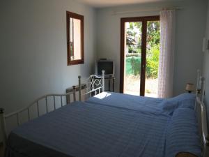 Zdjęcie z galerii obiektu Villa 3 pièces, 7 couchages, jardin 400m², 100m plage, centre Saint-Cyprien, animaux acceptés - FR-1-106-83 w mieście Saint-Cyprien