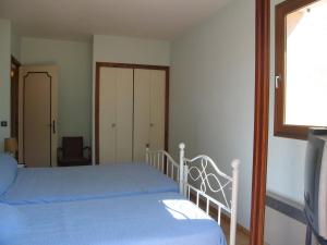 - une chambre avec un lit doté de draps bleus et une fenêtre dans l'établissement Villa Saint-Cyprien, 3 pièces, 7 personnes - FR-1-106-83, à Saint-Cyprien