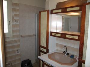 Zdjęcie z galerii obiektu Villa 3 pièces, 7 couchages, jardin 400m², 100m plage, centre Saint-Cyprien, animaux acceptés - FR-1-106-83 w mieście Saint-Cyprien