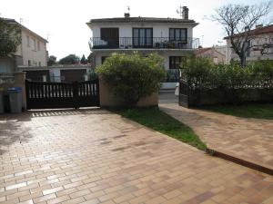Zdjęcie z galerii obiektu Villa 3 pièces, 7 couchages, jardin 400m², 100m plage, centre Saint-Cyprien, animaux acceptés - FR-1-106-83 w mieście Saint-Cyprien