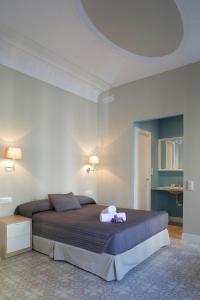 バルセロナにあるホステル メデアのベッドルーム1室(大型ベッド1台付)