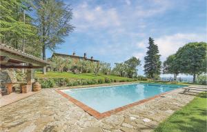 - une piscine dans la cour d'une maison dans l'établissement S,caterina, à Monte San Savino