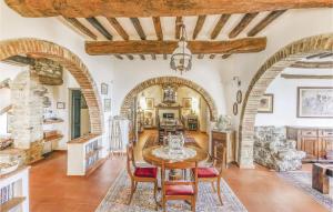 - une salle à manger avec des arches, une table et des chaises dans l'établissement S,caterina, à Monte San Savino