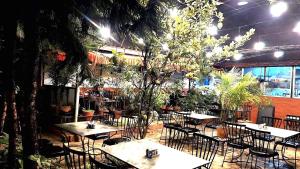 En restaurant eller et spisested på Panoramic apartment in peaceful location of Thamel