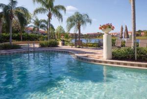 una piscina in un resort con palme di *PRIVATE POOL* Disney10min - Magical Mickey themed home a Kissimmee