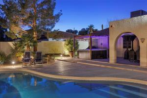 una piscina en el patio trasero de una casa en Ranch style villa with pool and spa en Las Vegas