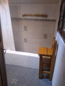 ein Badezimmer mit Dusche mit Tisch und Badewanne in der Unterkunft Casa Alma Verde calma in Luyaba + 9 Fotos