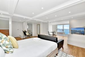 1 dormitorio con 1 cama grande y TV de pantalla plana en Lakeshore Retreat absolute Waterfront at Bolton Point, en Toronto