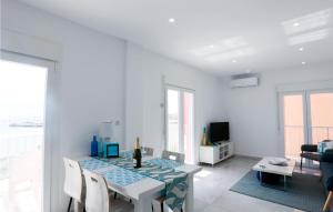 Μια τηλεόραση ή/και κέντρο ψυχαγωγίας στο Nice Apartment In San Pedro Del Pinatar
