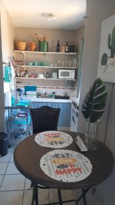 a table and chairs in a kitchen with a counter at Encantador Apartamento Equipado in Tegucigalpa