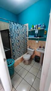 Ένα μπάνιο στο Encantador Apartamento Equipado