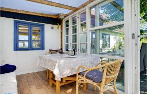 uma sala de jantar com mesa, cadeiras e janelas em Beautiful Home In Torrig L With House A Panoramic View em Torrig