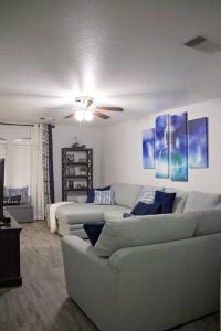 uma sala de estar com 2 sofás e uma ventoinha de tecto em Home Away From Home (w/ Pool) em San Antonio
