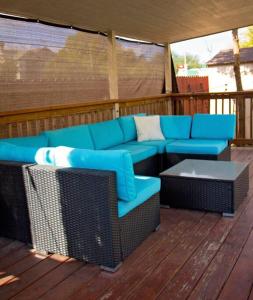 dos sillas azules y una mesa en una terraza en Home Away From Home (w/ Pool), en San Antonio