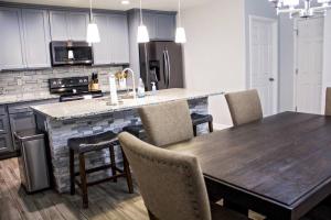 Kuchyň nebo kuchyňský kout v ubytování Home Away From Home (w/ Pool)