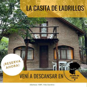 een collage van foto's van een huis met de woorden la casita de la bij Complejo Jardín de Olmos in Villa Giardino