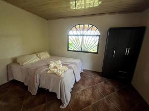 1 dormitorio con cama y ventana en Mountain Breeze Villa, 