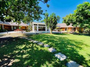 哈皮蒂的住宿－Luxury & Tropical Villa Te Nunoa, Haapiti Moorea，一座有树草场的房子