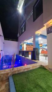 una gran piscina en una habitación con una alfombra verde en CASA VIP PIURA, piscina privada, full amoblada, en Piura