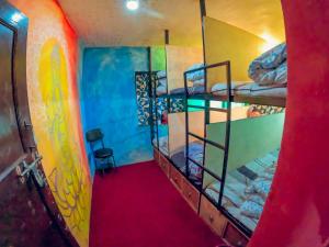 Posteľ alebo postele v izbe v ubytovaní Aarogya Hostel and Restaurant