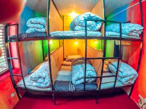 Posteľ alebo postele v izbe v ubytovaní Aarogya Hostel and Restaurant