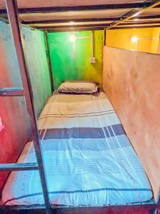 Posteľ alebo postele v izbe v ubytovaní Aarogya Hostel and Restaurant