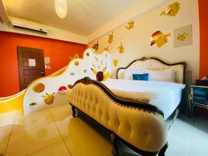 a bedroom with a large bed in a room with orange walls at 貝兒的家 in Yilan City