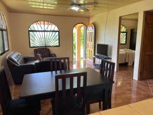 - un salon avec une table et un canapé dans l'établissement Mountain Breeze Villa, 