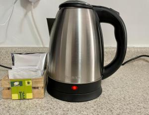 a tea kettle sitting on top of a counter at Habitacion Privada Ejecutiva Minisplit Amenidades 2 in Castillo Teresa