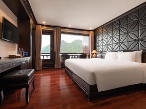 Кровать или кровати в номере Aqua Of The Seas Cruise Halong